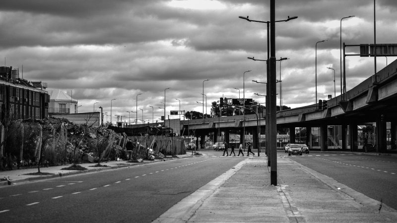 Abajo de la autopista